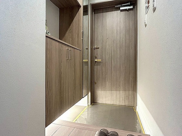 エクレールガーデン南荻窪_木目調の玄関の写真