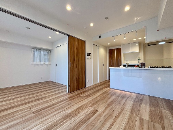 ペイサージュ音羽壱番館_木目調のリビングダイニングキッチンの写真