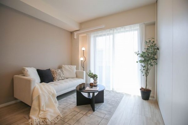 オーベル目黒_大きな窓があるメインルームの写真