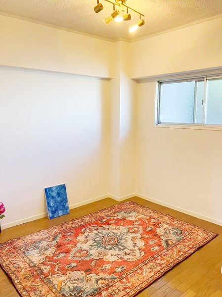 ニュー白金マンション_小窓がある洋室の写真