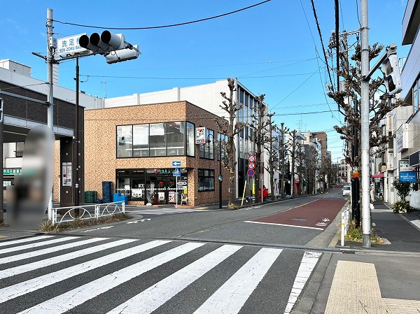 洗足駅前の通り