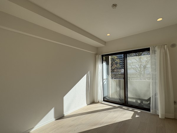 朝日マンション白金通り_大きな窓がある寝室の写真