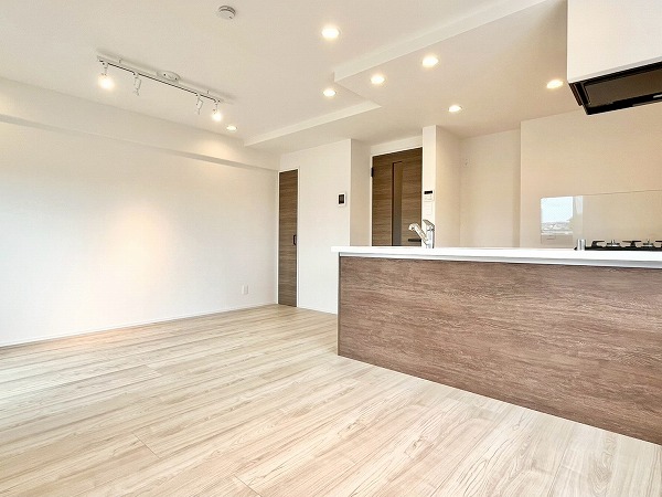 第2用賀ヒミコマンション_爽やかなリビングダイニングキッチンの写真