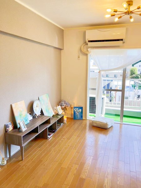 ニュー白金マンション_大きな窓がある洋室の写真