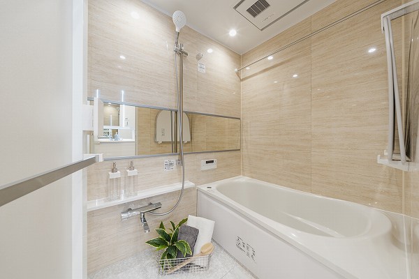 勝どきビュータワー_木目調のバスルームの写真