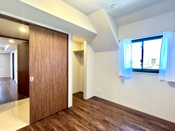 オープンレジデンシア代々木上原_明るい約5.4帖の洋室の写真