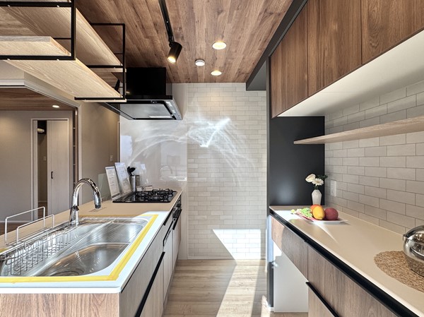 ゼームス坂パークハウス_収納豊富なキッチンの写真