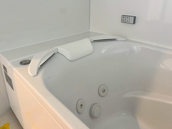 パークコート山王_高級感のあるバスルームの肩湯・背中湯のスイッチの写真