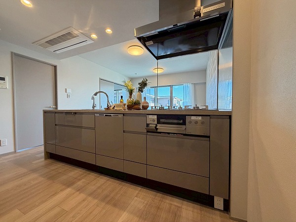 オープンレジデンシア目黒八雲_システムキッチンの写真