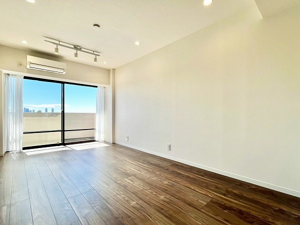 自由が丘ハイタウン_日当たりのいいリビングダイニングキッチンの写真