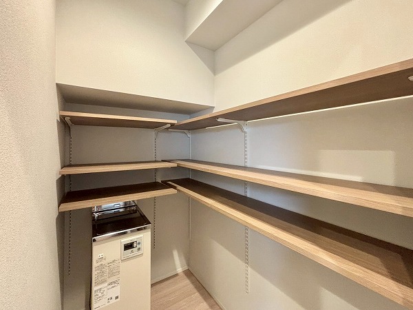 サンビューハイツ四番町_パントリー・給湯器の写真