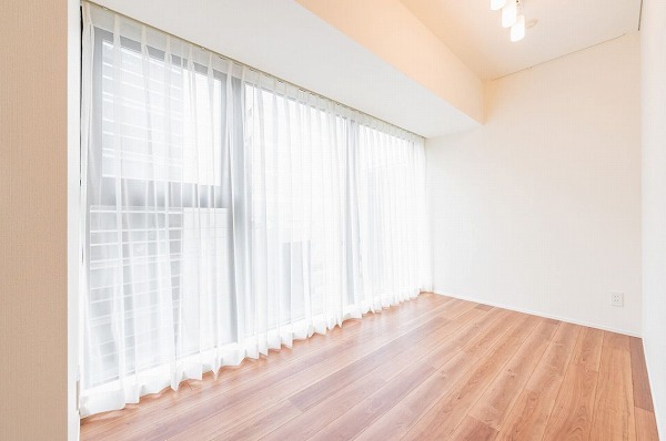 THE千代田麹町TOWER_窓が大きい洋室の写真