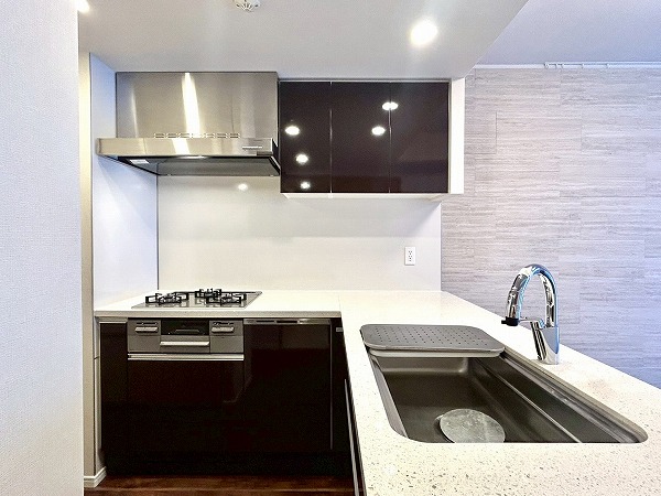 オープンレジデンシア代々木上原_清潔感のあるキッチンの写真