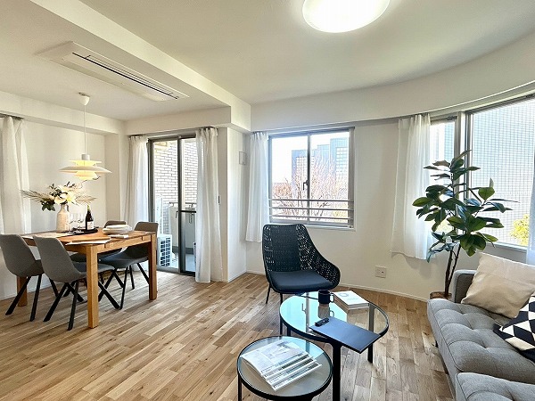 東急ドエルプレステージ浜田山ガーデンズ_アーチ状窓がお洒落なリビングダイニングの写真