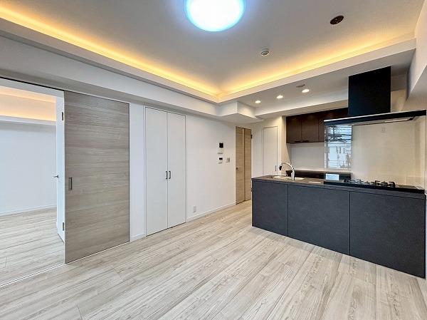 神宮前シティハウス_木目調のリビングダイニングキッチンの写真