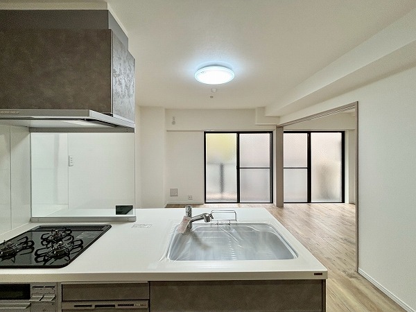 パインクレスト信濃町_西向きのリビングダイニングキッチンの写真