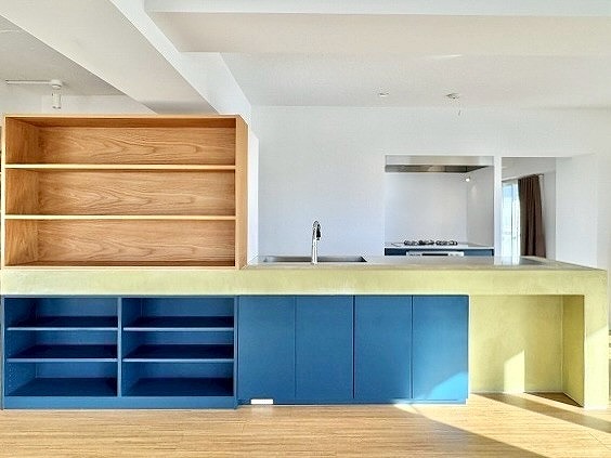 西荻台マンション_収納豊富なキッチンの写真2