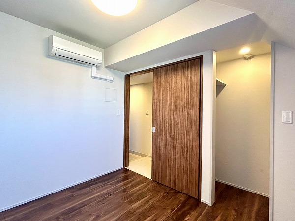 オープンレジデンシア代々木上原_ウォークインクローゼットの付いた5.4帖ほどの洋室の写真