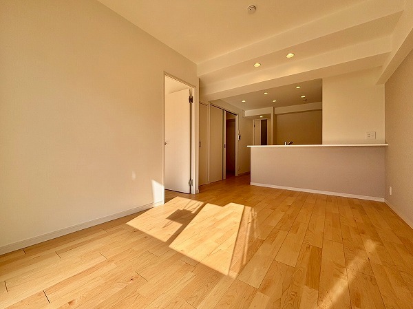 飯田橋第二パークファミリア_木目調のリビングダイニングキッチンの写真