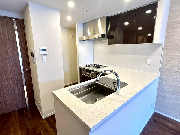 オープンレジデンシア代々木上原_L字型キッチンの写真