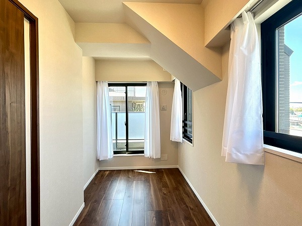 オープンレジデンシア代々木上原_コンパクトな約5帖の洋室の写真