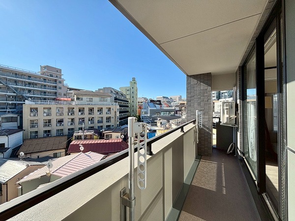エス・バイ・エルマンション信濃町_日当たり良好なバルコニーの写真