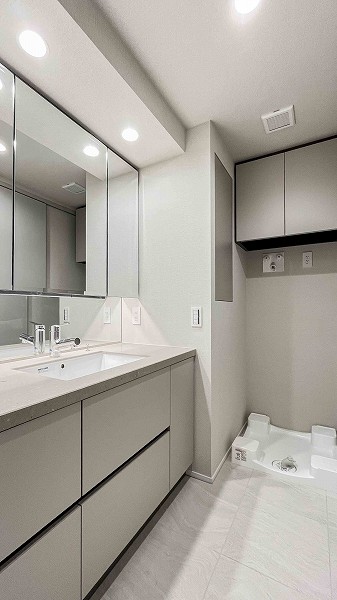 プラウド新宿御苑エンパイア_3面鏡の洗面化粧台の写真