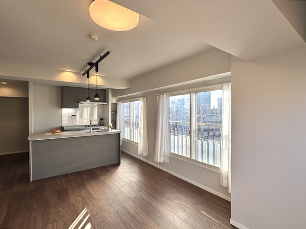 ライオンズマンション三田_明るいメインルームの写真