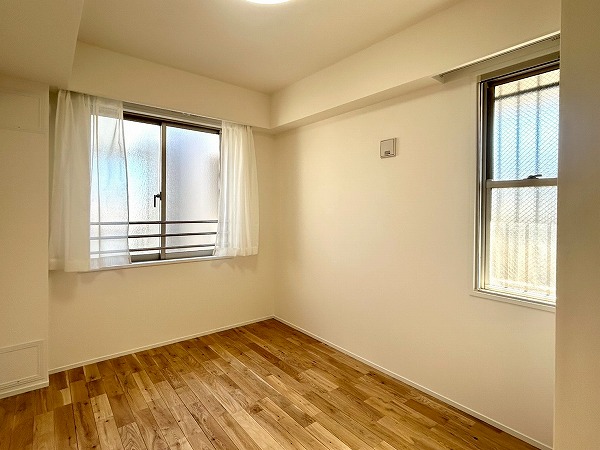 東急ドエルプレステージ浜田山ガーデンズ_2面採光の約5帖の洋室の写真