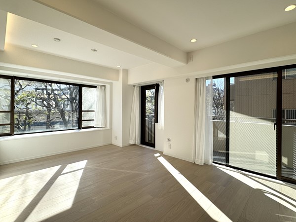 朝日マンション白金通り_陽当たりの良いメインルームの写真