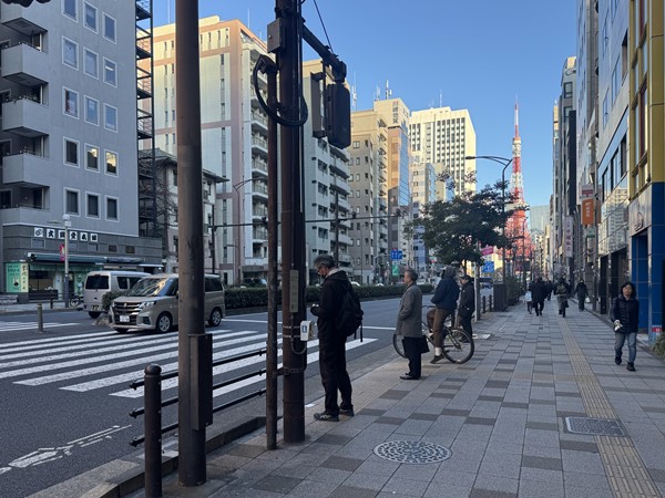 マンション前の通りから見える東京タワー