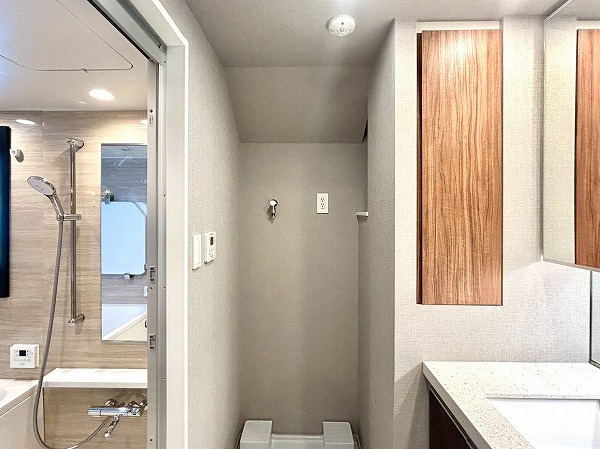 オープンレジデンシア代々木上原_清潔感のあるパウダールームの写真