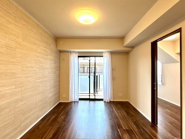 オープンレジデンシア代々木上原_陽当たりの良いリビングダイニングキッチンの写真