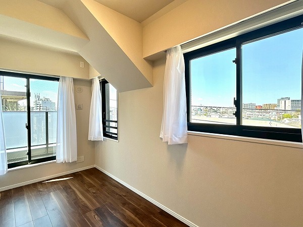 オープンレジデンシア代々木上原_窓の多い約5帖の洋室の写真