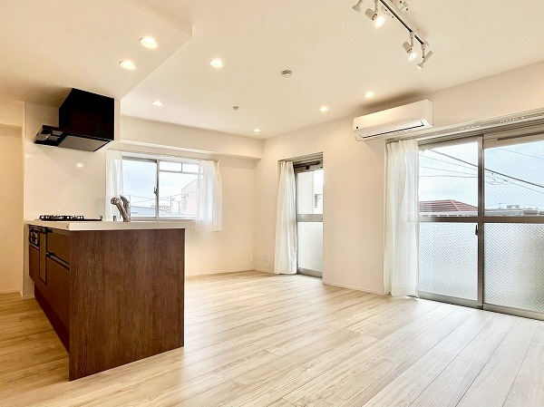 第2用賀ヒミコマンション_明るいリビングダイニングキッチンの写真