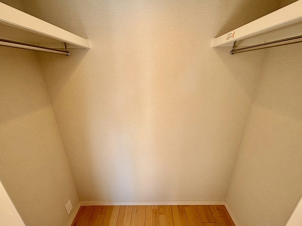 飯田橋第二パークファミリア_横幅の広いウォークインクローゼットの写真