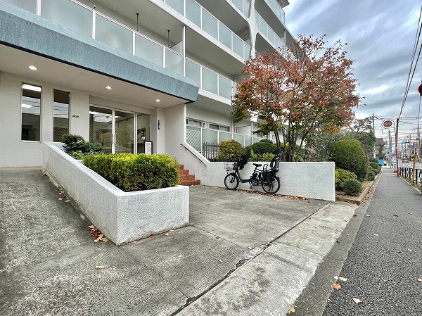 メイツ桜新町　エントランス前