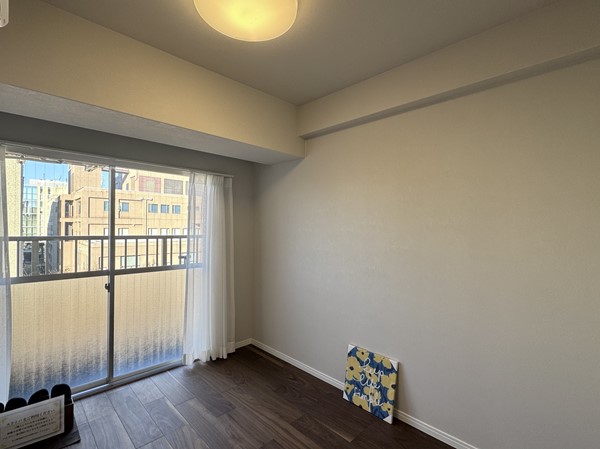 ライオンズマンション三田_大きな窓がある洋室の写真