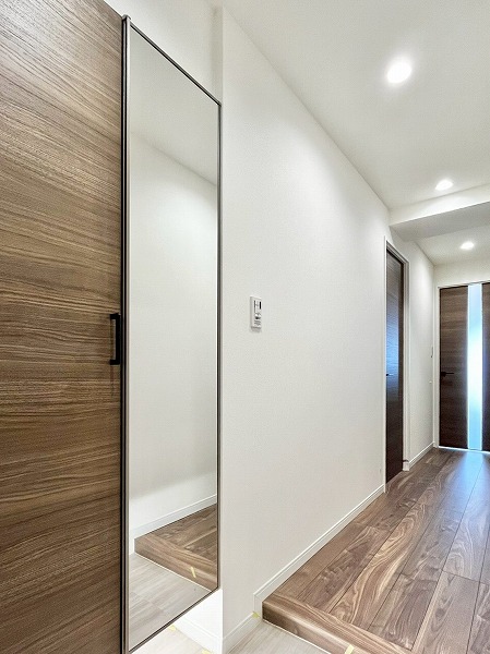 自由が丘ハイタウン_木目調の廊下の写真