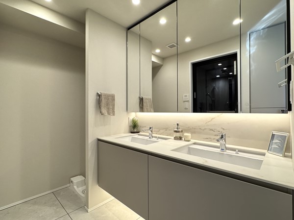 サンウッド広尾_シックな洗面室の写真