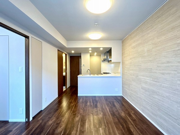 オープンレジデンシア代々木上原_ゆとりのあるリビングダイニングキッチンの写真