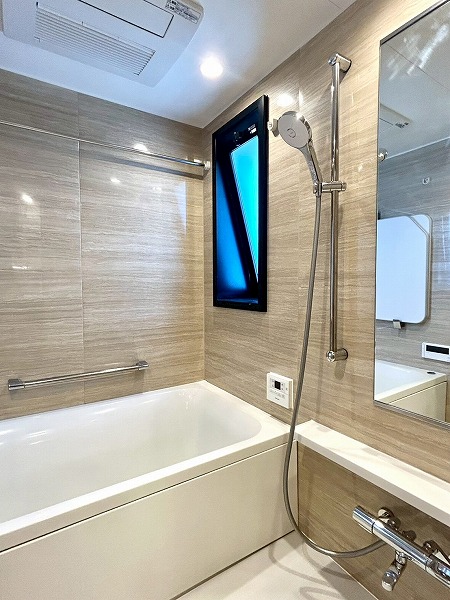 オープンレジデンシア代々木上原_木目調のバスルームの写真