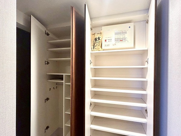 オープンレジデンシア代々木上原_大きなシューズボックスの写真