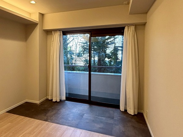 小石川安藤坂東方マンション_窓が大きいリビングダイニングキッチンの写真