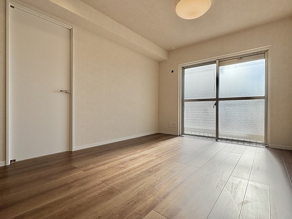 矢口マイコーポ_窓が大きいリビングの写真