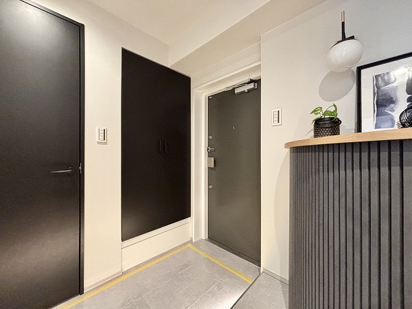 ライオンズマンション目黒青葉台タウンハウス_お洒落な雰囲気の玄関の写真