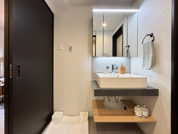 ライオンズマンション目黒青葉台タウンハウス_清潔感のあるサニタリールームの写真