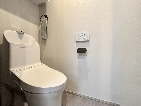 ライオンズマンション目黒青葉台タウンハウス_清潔感のあるトイレの写真