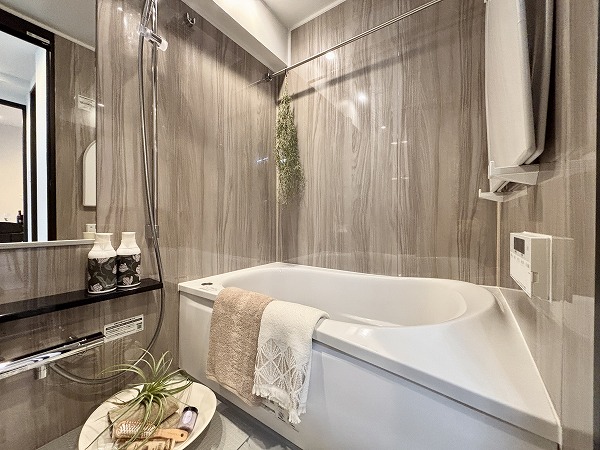 ライオンズマンション目黒青葉台タウンハウス_デザインパネルを採用したバスルームの写真