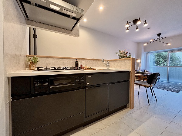 ライオンズマンション目黒青葉台タウンハウス_新規交換されたキッチンの写真